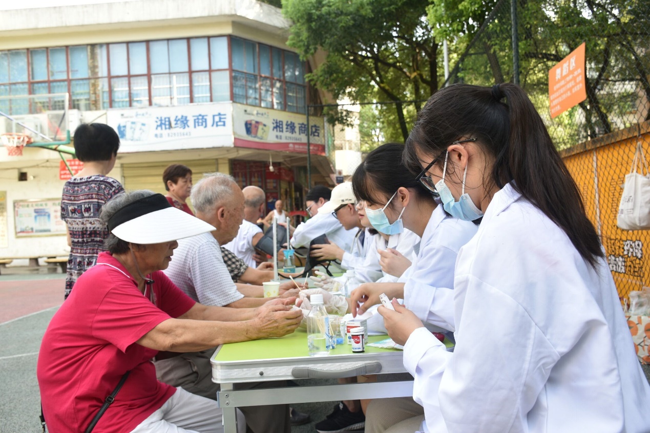 爱心送健康，科普暖人心——我院红十字会社会实践团赴湘仪家园开展健康咨询活动